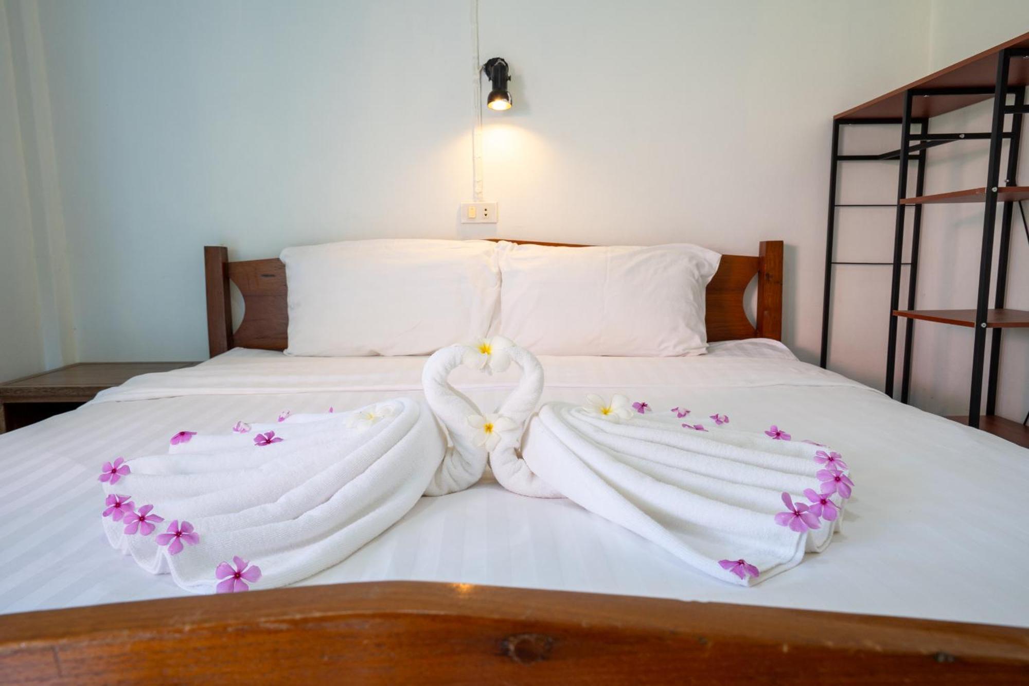 Isara Lanta Beach Resort Ko Lanta Екстериор снимка